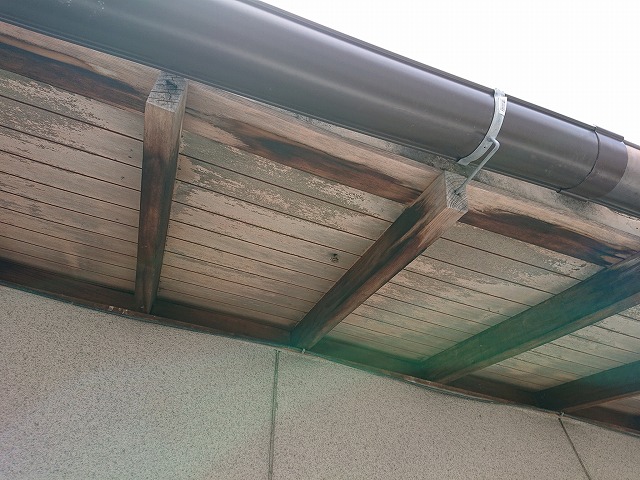 塗装がはがれ劣化した軒天井